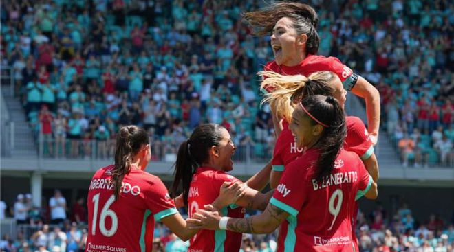 阿根廷女足队员在国际赛事中锋线压制对手的简单介绍