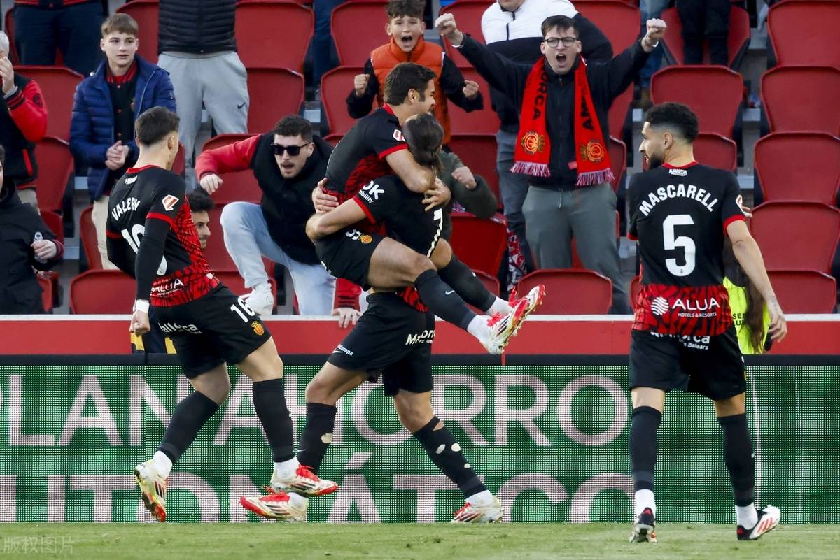 世俱杯参赛资格-欧国联赛门将表现抢眼，上演逆天扑救引发欢呼的简单介绍