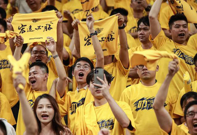 比赛现场球迷热情高涨，为自己喜爱的球队呐喊的简单介绍