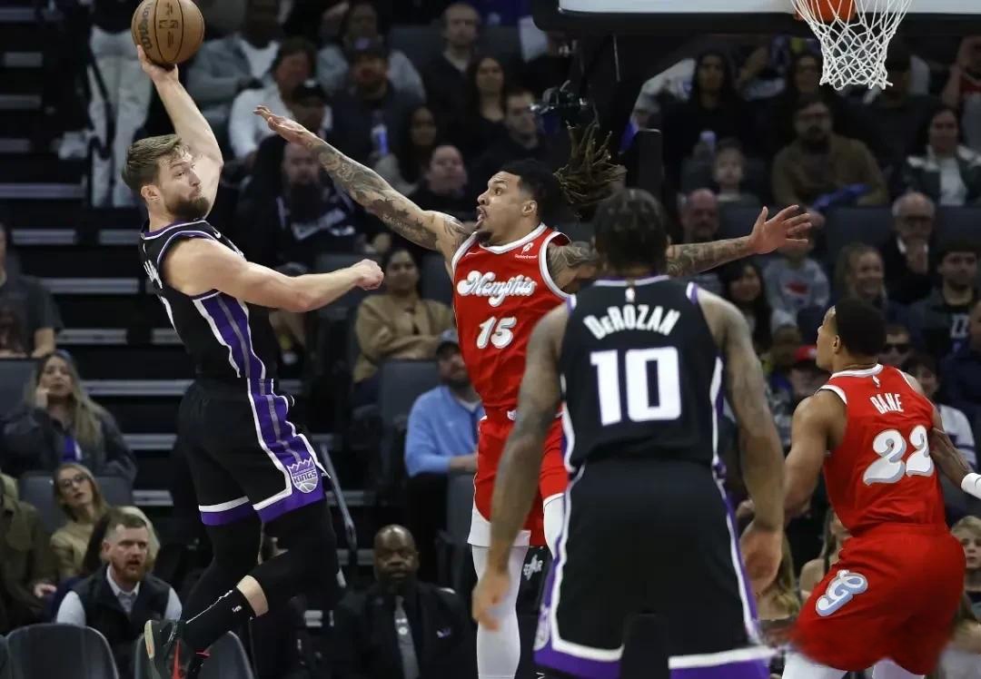 太阳客场逆转灰熊，豪取三连胜