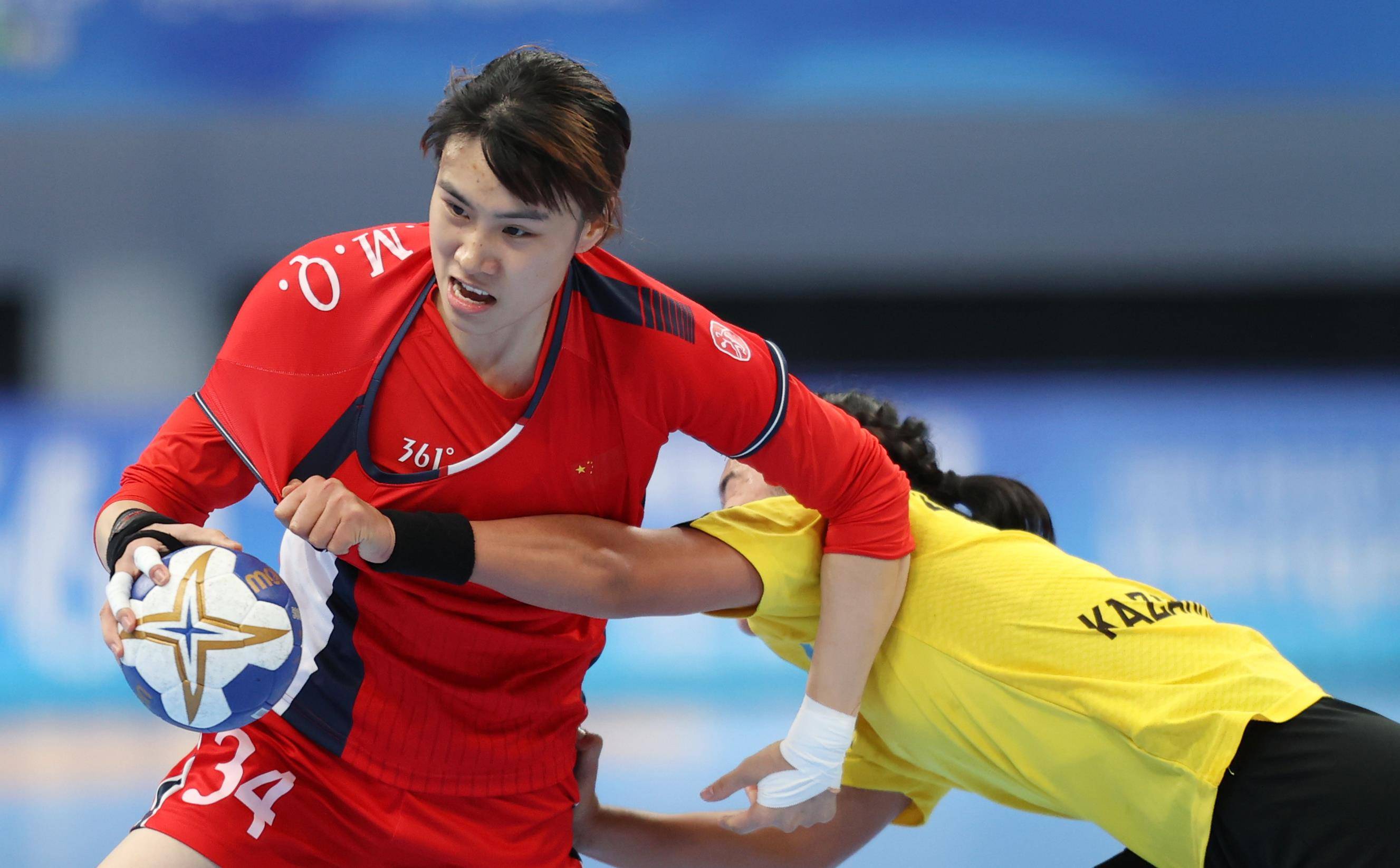 国际比赛中，女运动员积极参与