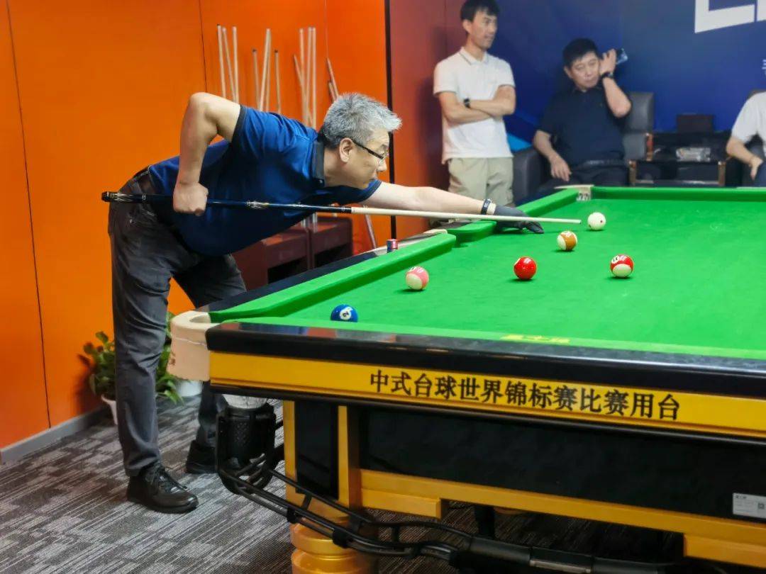 阿尔巴尼亚巧克力球迷庆祝，成功挺进淘汰赛