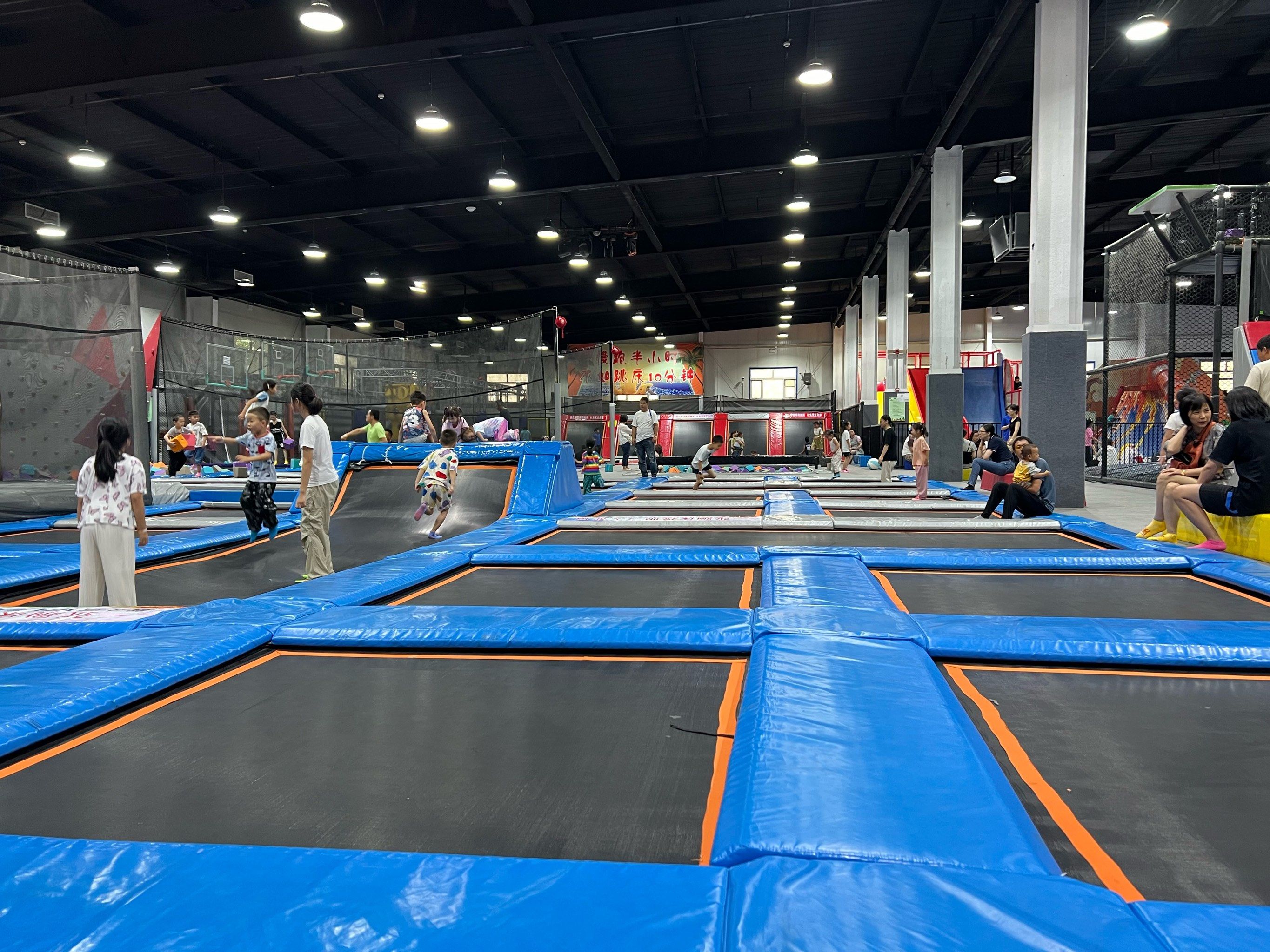 蹦床比赛惊现技惊四座，精彩纷呈