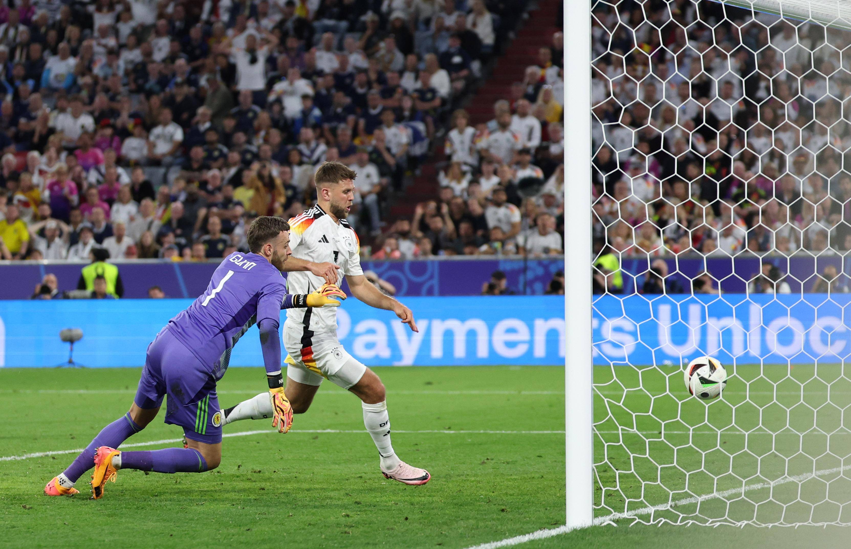 世俱杯官网-苏格兰队在比赛中以微弱之势获胜