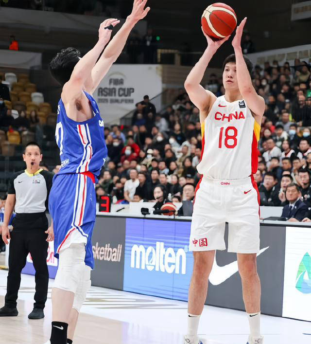 战术灵活调整，球队逐渐找到进攻节奏