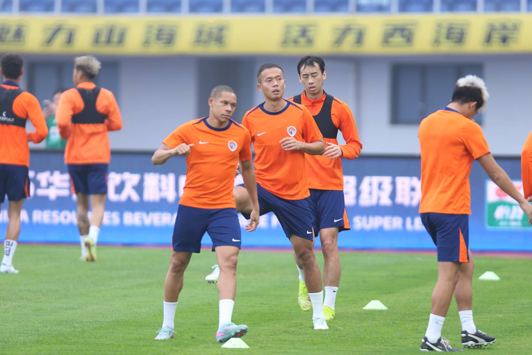 青岛黄海队员备战下轮比赛，全力以赴