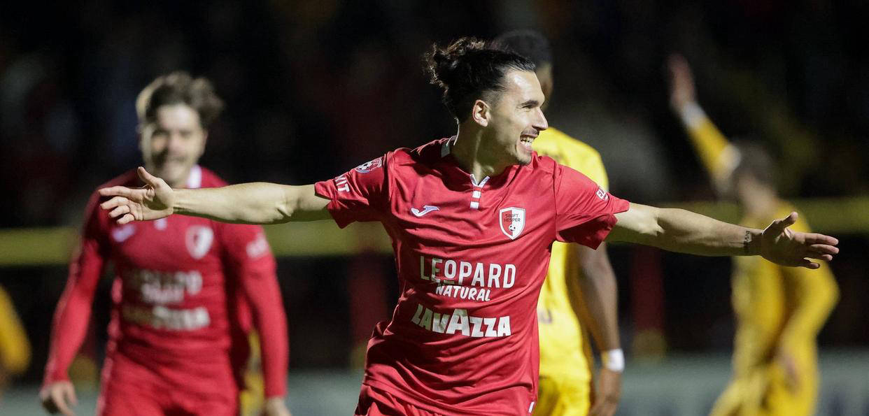 斯图加特球队在比赛中拼尽全力取得胜利的简单介绍