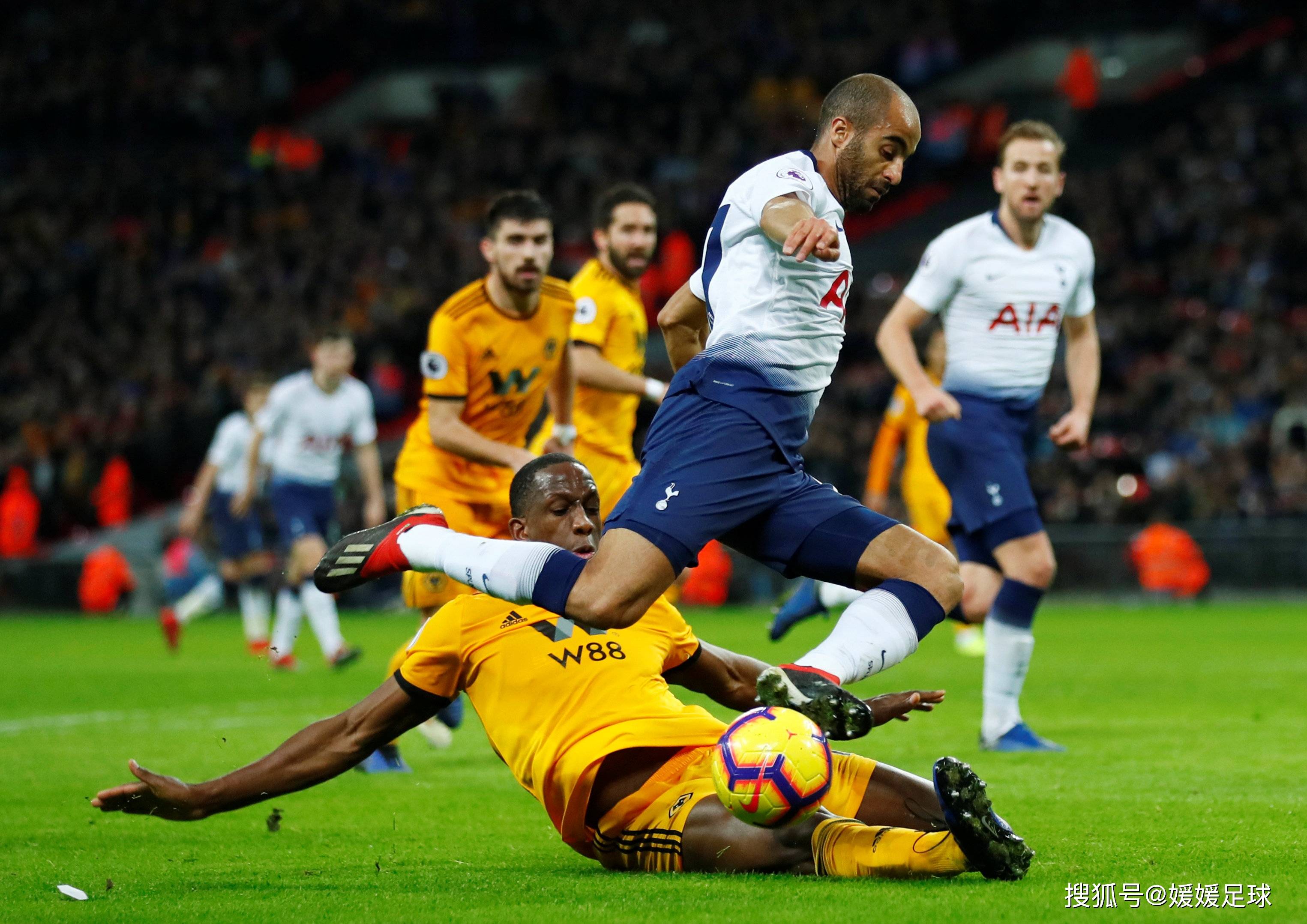 火力全开！足球顶尖对决让人热血沸腾