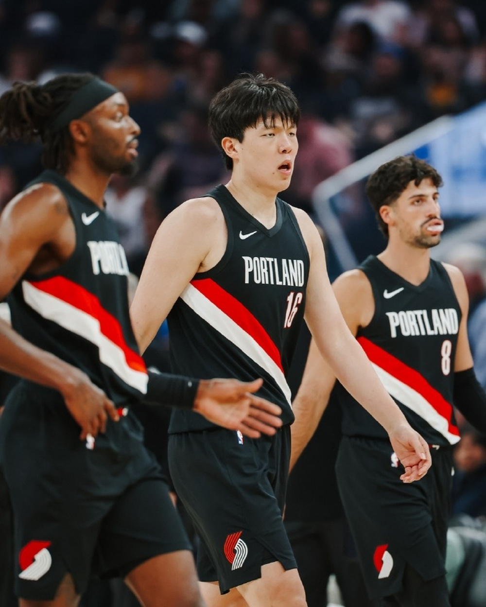 NBA球员在比赛中被罚下场，将受到联盟处罚