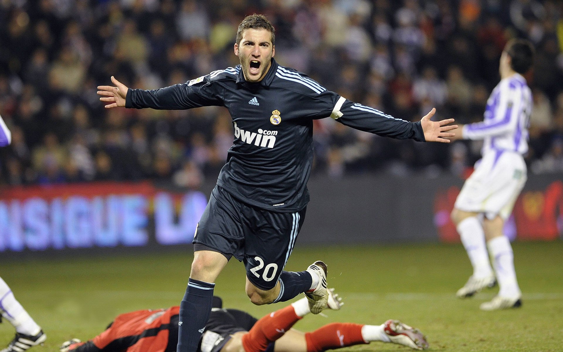 哈斯车队鏖战梅赛德斯，阿隆索高光表现点燃赛场